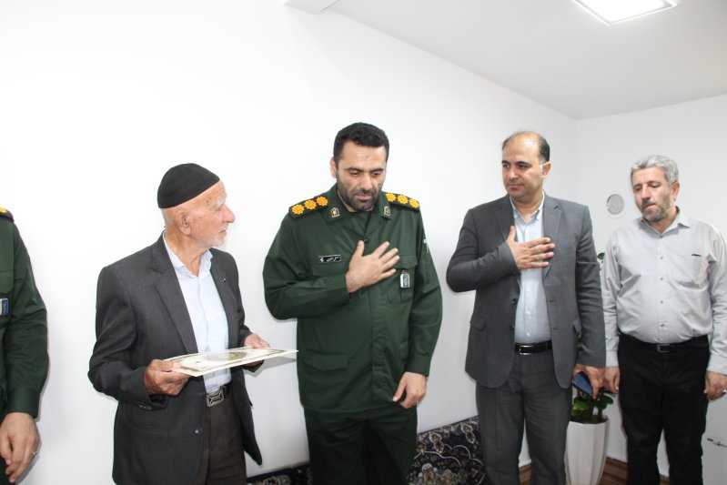 دیدار صمیمانه مهندس تقی زاده،شهردار خلیل شهر با خانواده شهید عشریه